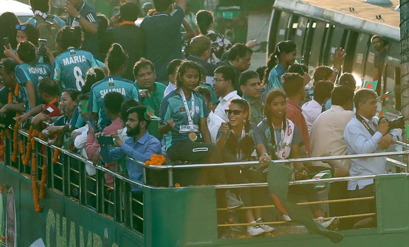 বিজয় মিছিল শেষে বাফুফে ভবনে সাফজয়ীরা