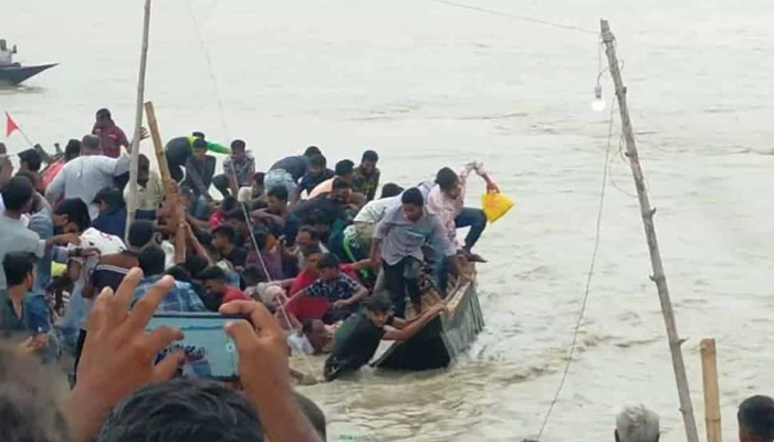 কুষ্টিয়া গড়াই নদীতে ২০০ যাত্রীসহ নৌকাডুবি (ভিডিও)