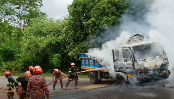 খাগড়াছড়িতে ট্রাক পুড়িয়ে দিয়েছে দুর্বৃত্তরা