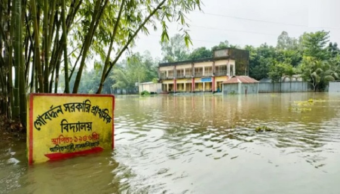 লক্ষাধিক মানুষের পানিবন্দি হবার শঙ্কা