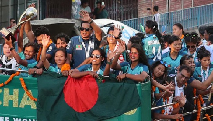 বিজয় মিছিল শেষে বাফুফে ভবনে সাফজয়ীরা