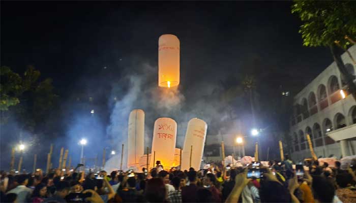প্রবারণা পূর্ণিমায় উড়ছে ফানুস