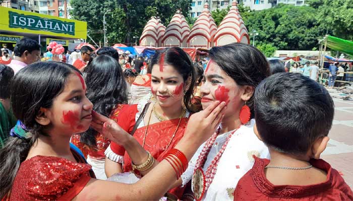 ঢাকেশ্বরী মন্দিরে বিজয়া দশমীতে রঙ মাখামাখি