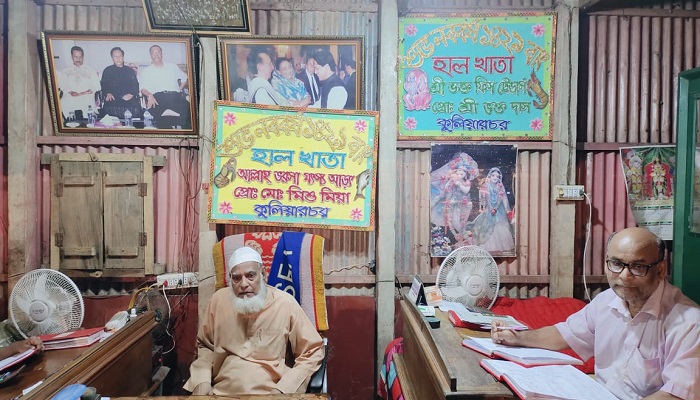 দেয়ালের এক পাশে মসজিদ, অন্য পাশে মন্দির