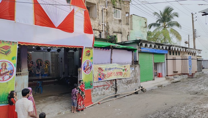 দেয়ালের এক পাশে মসজিদ, অন্য পাশে মন্দির