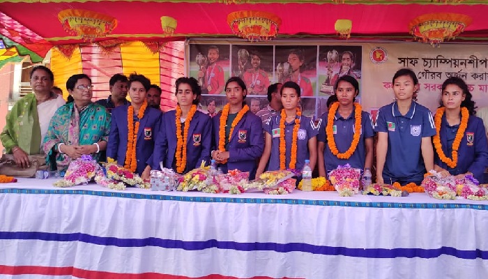 নিজ প্রতিষ্ঠানে ৮ ফুটবলারকে সংবর্ধনা