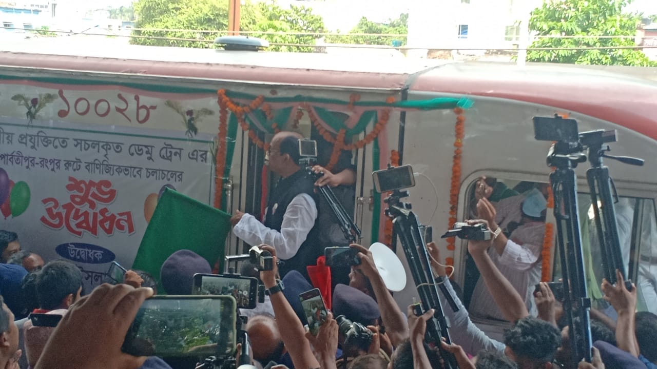 পার্বতীপুর-রংপুর রেলপথে ডেমু চলাচল শুরু
