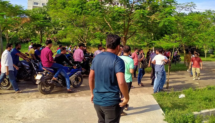 কুবিতে অস্ত্রসহ বহিরাগতদের মহড়া