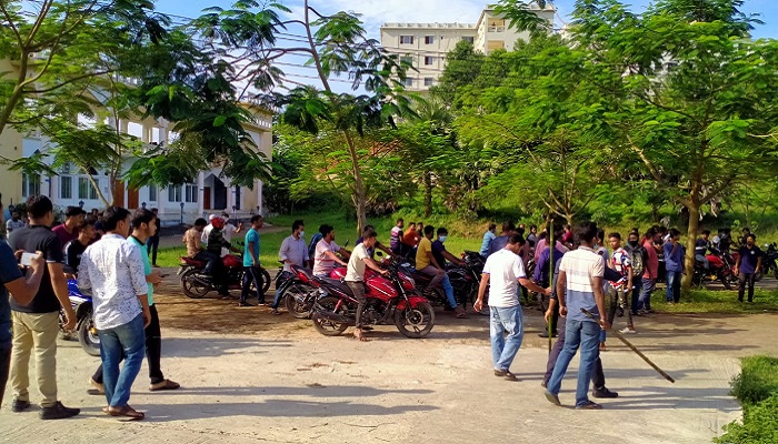 কুবিতে অস্ত্রসহ বহিরাগতদের মহড়া