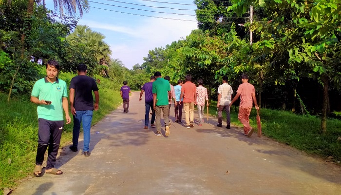 কুবিতে অস্ত্রসহ বহিরাগতদের মহড়া