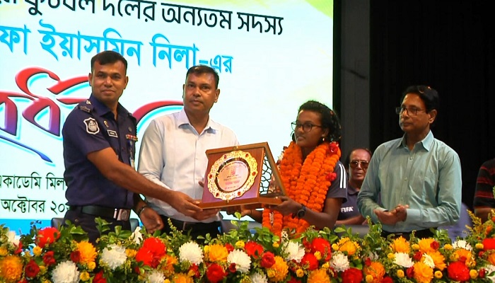 কুষ্টিয়ায় ফুলেল শুভেচ্ছায় সিক্ত সাফজয়ী নীলা
