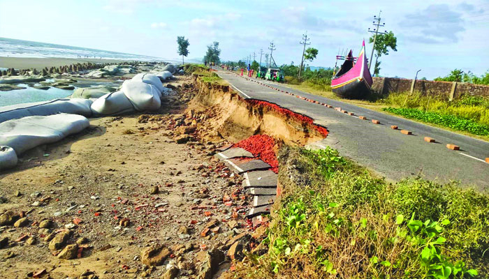 মেরিন ড্রাইভ সড়কে ভাঙন: সেন্টমার্টিনে প্লাবিত ঘরবাড়ি