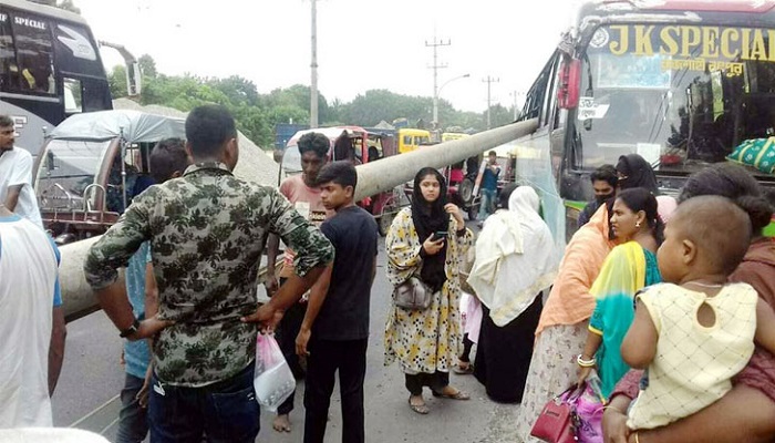 চলন্ত বাসে ঢুকে গেল বিদ্যুতের খুঁটি