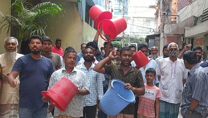 পানির দাবিতে বালতি, ঝাড়ু নিয়ে বিক্ষোভ সিদ্ধেশ্বরীবাসীর