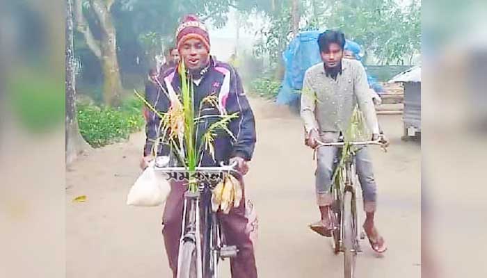 বিএনপির সমাবেশে যোগ দিতে কলা-চিড়া নিয়ে রংপুরে
