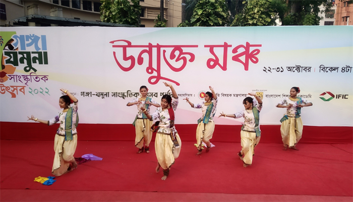 উৎসবের রঙে রাঙানো ছুটির সন্ধ্যা