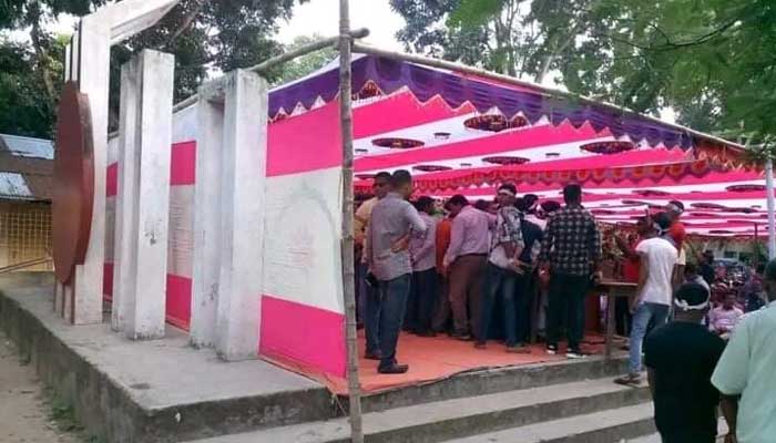 শহীদ মিনারে জুতা পরে যুবদলের প্রতিষ্ঠাবার্ষিকী পালিত