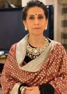 মেকআপের সময় সন্তানকে দুধ খাওয়ালেন সুনিতা!
