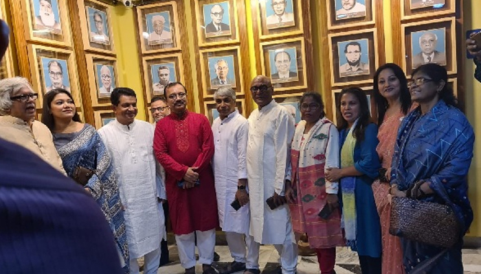 শত শিল্পীর রং তুলিতে শতবর্ষের ঢাকা বিশ্ববিদ্যালয়