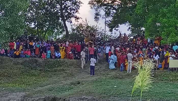 দৌলতপুর সীমান্তে প্রতিমা বিসর্জনে দুই বাংলার মানুষের ঢল