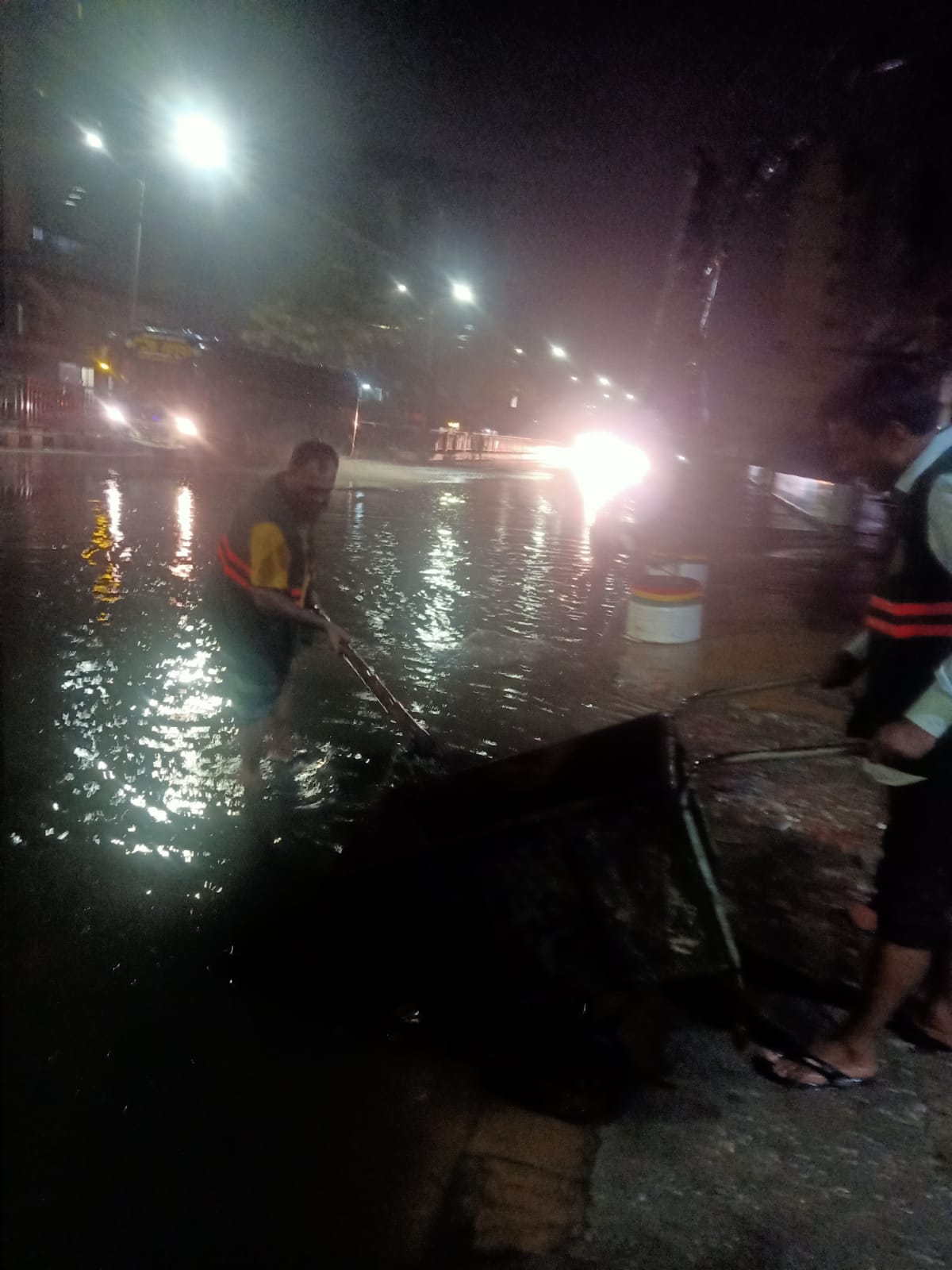 পানি নিষ্কাশনে গভীর রাত থেকে কাজ করছে ডিএনসিসি