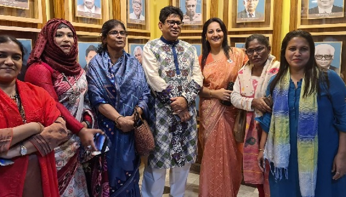 শত শিল্পীর রং তুলিতে শতবর্ষের ঢাকা বিশ্ববিদ্যালয়