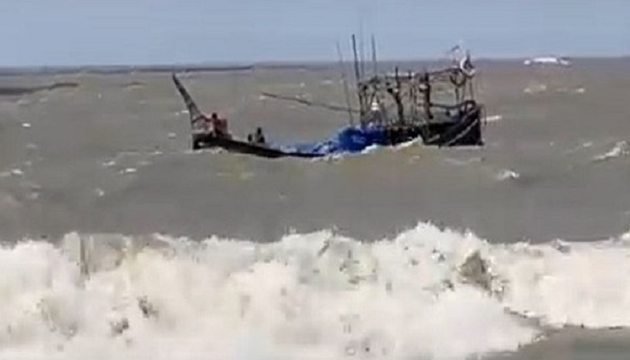 সেন্টমার্টিনে ১৫ ট্রলার ডুবি