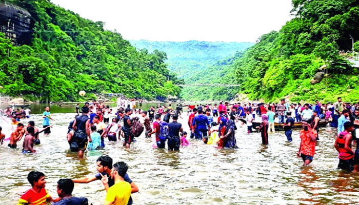 দুর্গোৎসবের ছুটিতে সিলেটে পর্যটকের ঢল