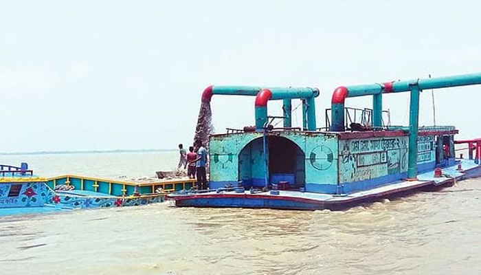 বঙ্গোপসাগরে ড্রেজার ডুবে ৮ শ্রমিকের মৃত্যুর শঙ্কা