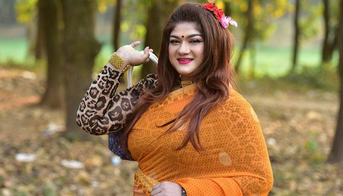 মুনমুনের সিনেমার দর্শকদের ভিড়ে ভাঙলো ইটের দেয়াল