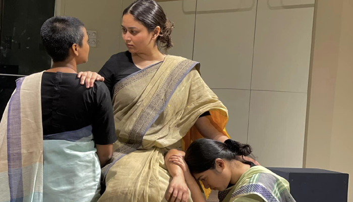 মঞ্চে অভিনয় করে উচ্ছ্বসিত ভাবনা