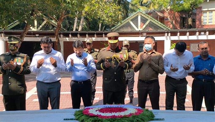 বঙ্গবন্ধুর সমাধিতে পাসপোর্টের নতুন ডিজির শ্রদ্ধা