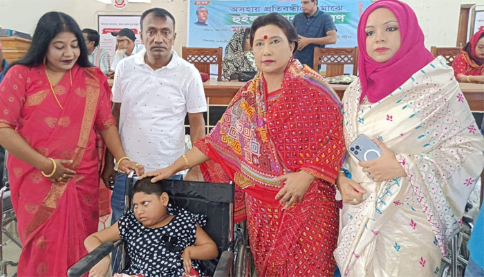 আলফাডাঙ্গায় ৩০ অসহায় প্রতিবন্ধী পেল 'হুইল চেয়ার'