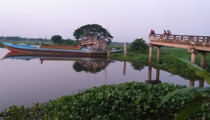 বাল্কহেডের ধাক্কায় সেতু ভেঙে নদীতে