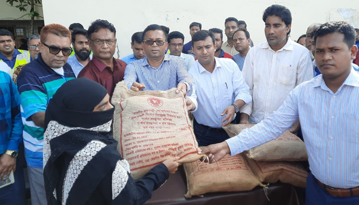 দূর্যোগে শেখ হাসিনা ও তার কর্মীরাই মানুষের পাশে থাকেন