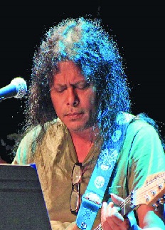 ব্যান্ড শিল্পী জেমসের জন্মদিন আজ