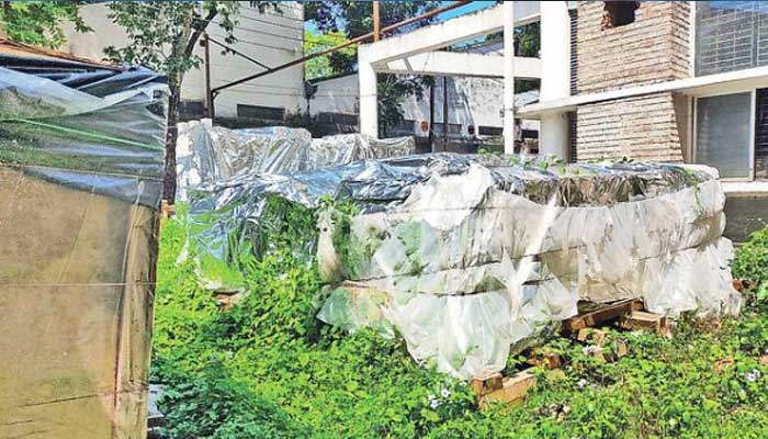 খোলা আকাশের নিচে ৩০ কোটি টাকার যন্ত্রাংশ
