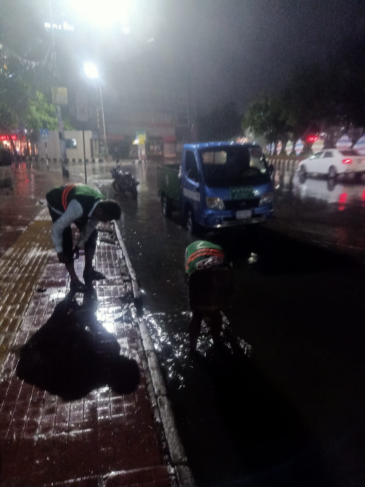 পানি নিষ্কাশনে গভীর রাত থেকে কাজ করছে ডিএনসিসি