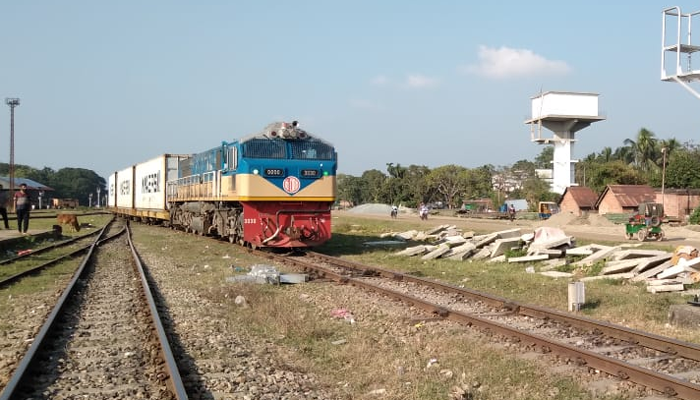 আখাউড়ায় সংঘর্ষ থেকে রক্ষা পেল ২ ট্রেন