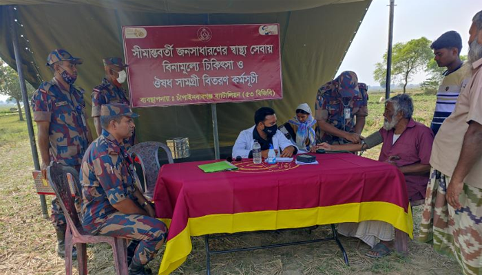 চাঁপাইনবাবগঞ্জ সীমান্তে বিজিবির বিনামূল্যে স্বাস্থ্যসেবা