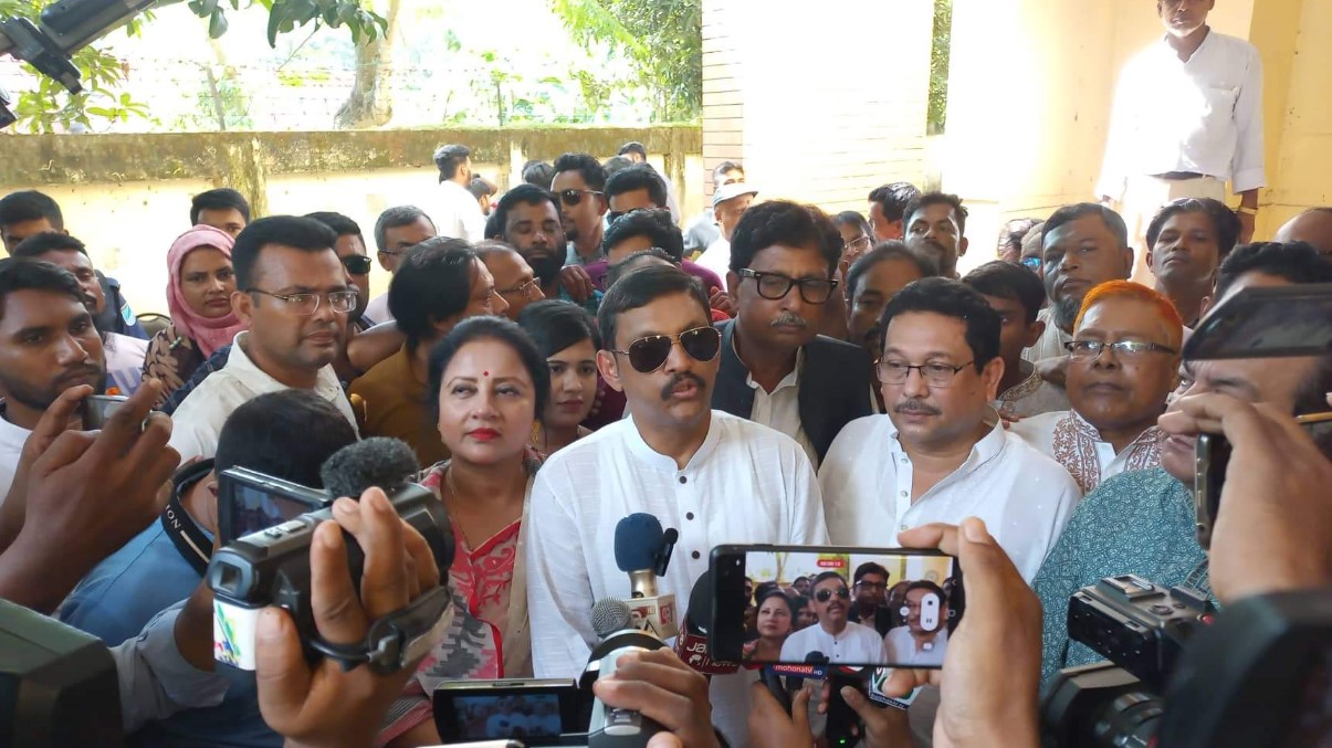 ম‌নোনয়নপত্র জমা দি‌লেন সাজেদা পুত্র লাবু