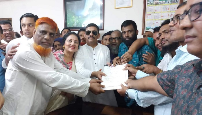 ম‌নোনয়নপত্র জমা দি‌লেন সাজেদা পুত্র লাবু