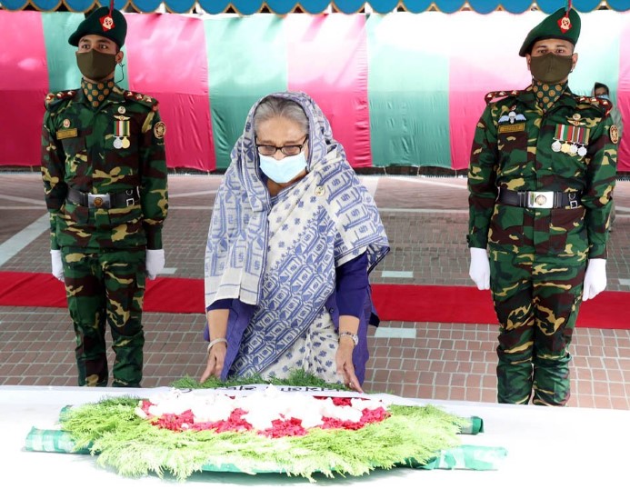 বঙ্গবন্ধুর সমাধিতে ফুল দিয়ে শ্রদ্ধা প্রধানমন্ত্রীর