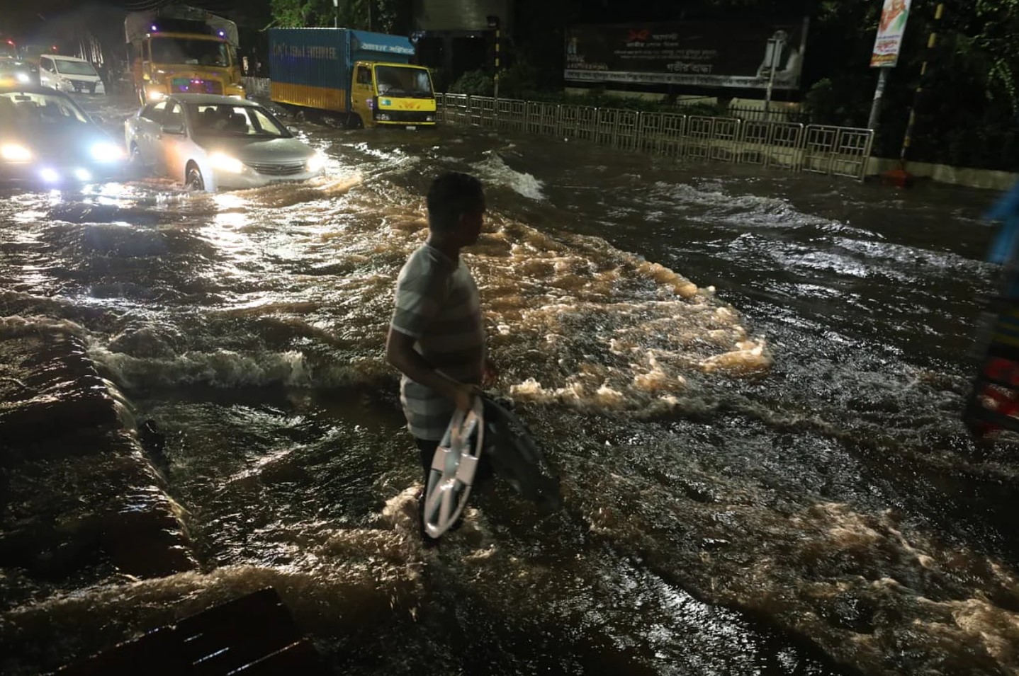 সড়কে পানি জমে স্থবির ঢাকা