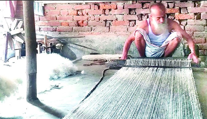 চাঁপাইয়ে বিলুপ্তির পথে ভেড়ার লোমের বস্ত্রপণ্য শিল্প