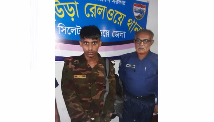 যাত্রীবাহী ট্রেনে ভুয়া মেজর আটক