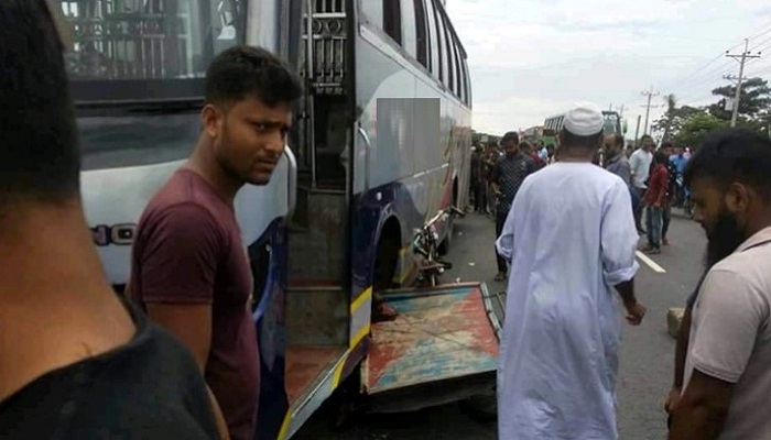 গাজীপুরে দাঁড়িয়ে থাকা ভ্যানে বাসের ধাক্কা, নিহত ৪
