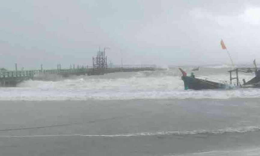 সেন্টমার্টিনে ১৫ ট্রলার ডুবি