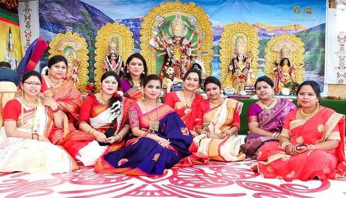 শারদীয় দুর্গোৎসবে ধর্ম-বর্ণ নির্বিশেষে মানুষের ঢল
