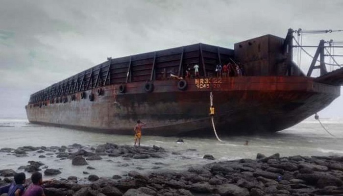 প্রবল স্রোতে ভেসে এলো বিদেশি জাহাজ